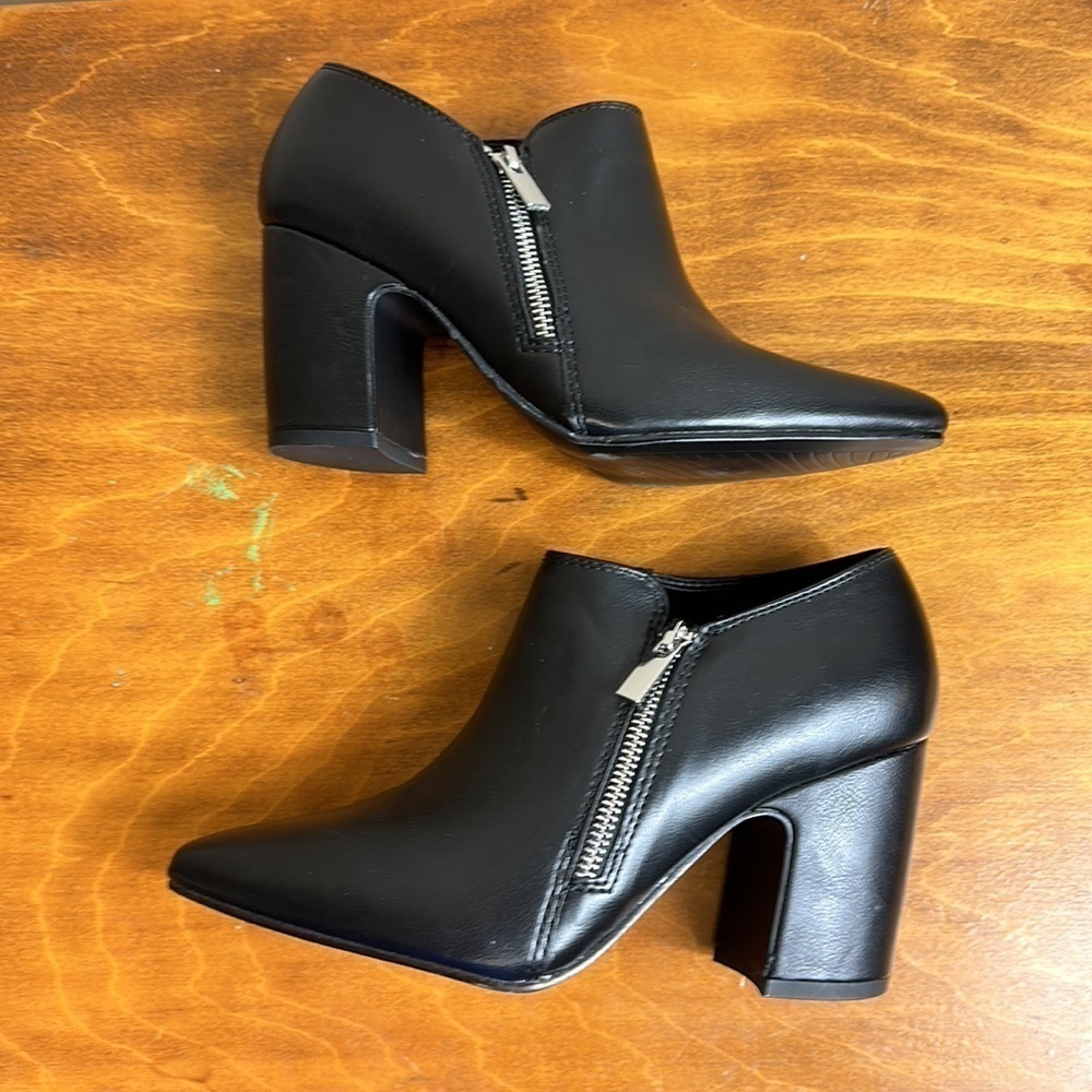 Micheal by micheal Shannon heel boots size 8 1/2 black  like new 3”heels. - Picture 6 of 9